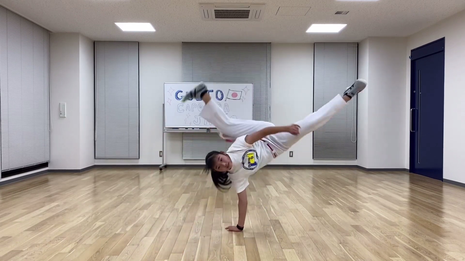 13歲日本初中少女，竟是巴西戰舞世界冠軍。（圖片擷取自：YouTube，ゲトカポエイラTV）