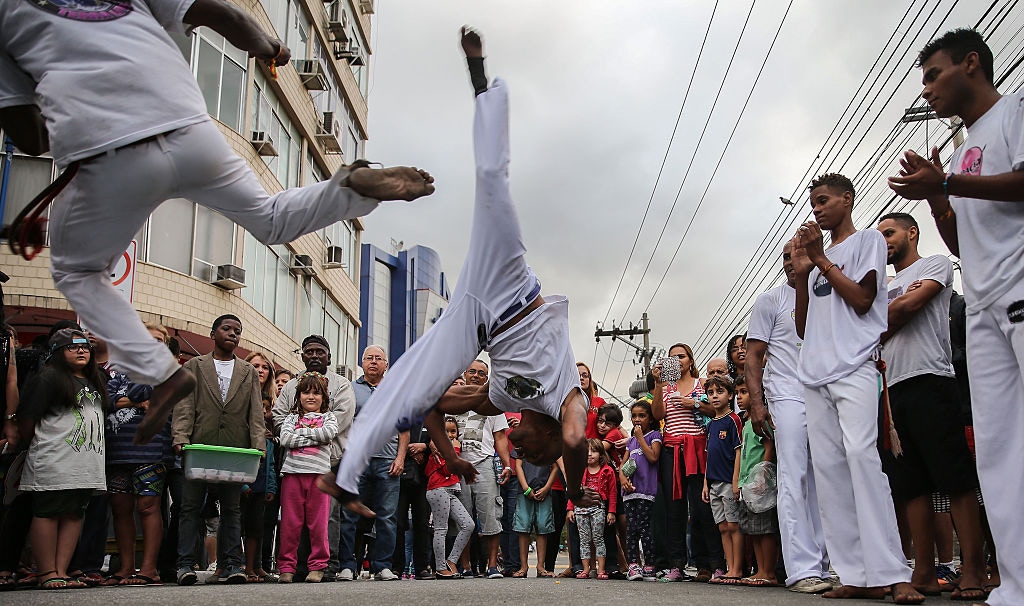 卡波耶拉（Capoeira），又稱「巴西戰舞」，是源於巴西與舞蹈合一的傳統武術。（圖片來自：Getty Images）