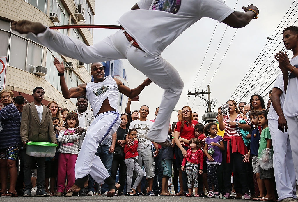 卡波耶拉（Capoeira），又稱「巴西戰舞」，是源於巴西與舞蹈合一的傳統武術。（圖片來自：Getty Images）