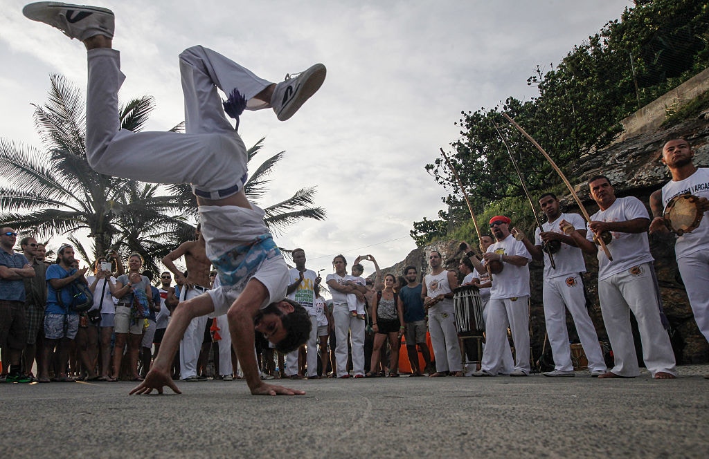 卡波耶拉（Capoeira），又稱「巴西戰舞」，是源於巴西與舞蹈合一的傳統武術。（圖片來自：Getty Images）