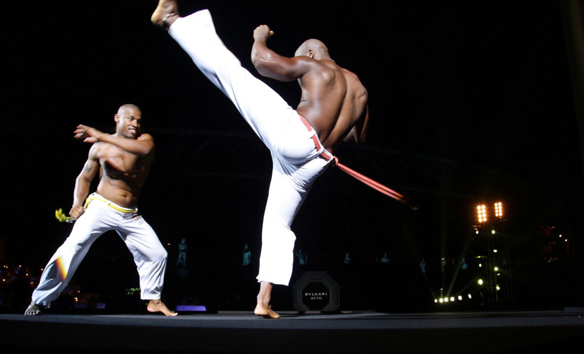 卡波耶拉(Capoeira),又稱「巴西戰舞」,是源於巴西與舞蹈合一的傳統武術。(圖片來自:Getty Images) 卡波耶拉(Capoeira),又稱「巴西戰舞」,是源於巴西與舞蹈合一的傳統武術。(圖片來自:Getty Images)