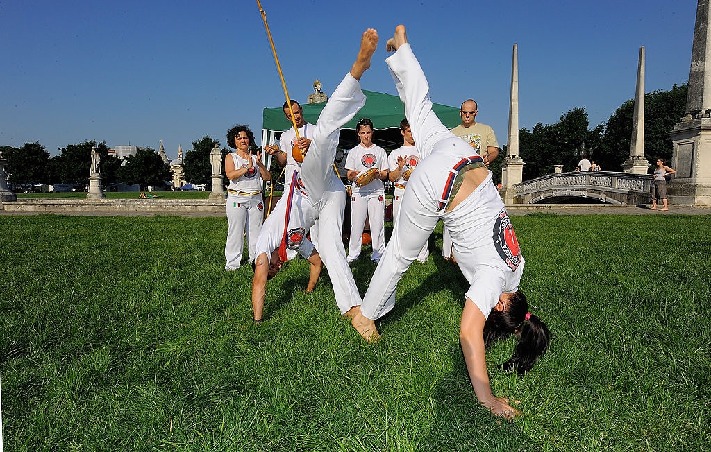 卡波耶拉（Capoeira），又稱「巴西戰舞」，是源於巴西與舞蹈合一的傳統武術。（圖片來自：Getty Images）