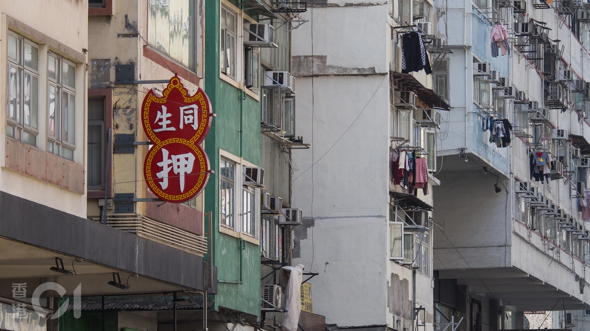 強制檢測|港府突擊抽查深水埗6幢強檢廈 14人未檢測各罰5000元 強制檢測|港府突擊抽查深水埗6幢強檢廈 14人未檢測各罰5000元