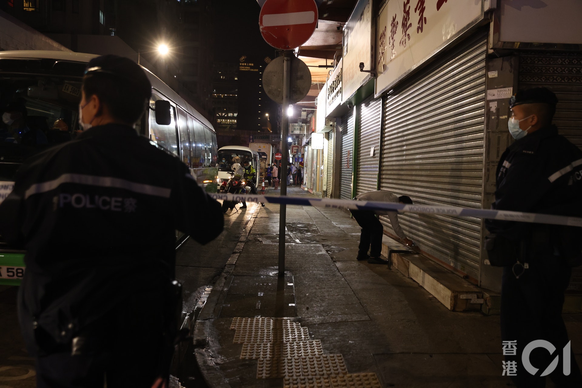 1月26日晚上晚上，警方到得達街及東安街受限區域，以膠帶圍封。（歐嘉樂攝）