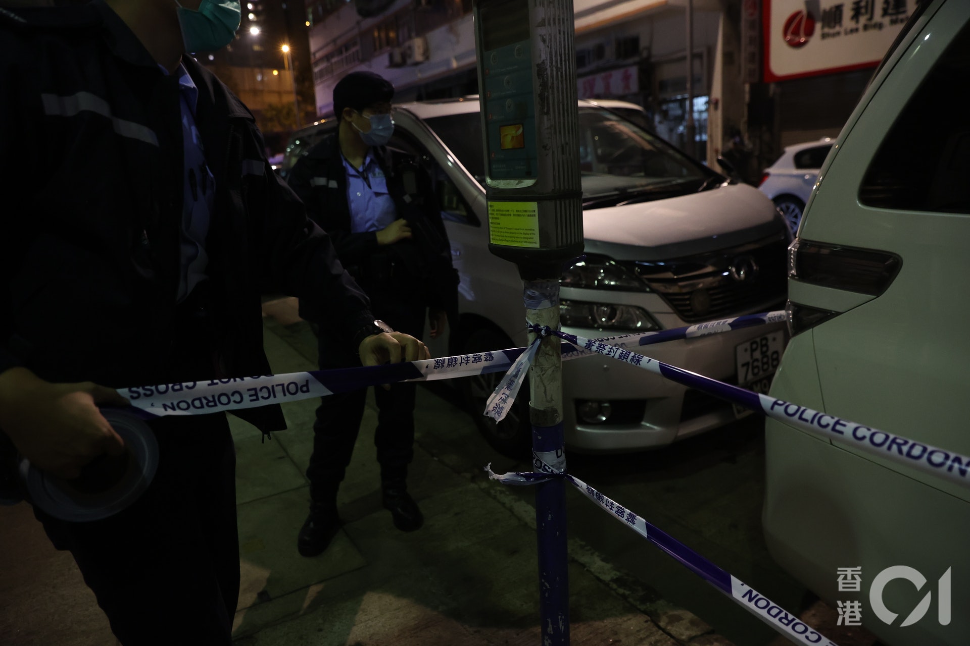 1月26日晚上晚上，警方到達碧街及東安街受限區域，以膠帶圍封。（歐嘉樂攝）
