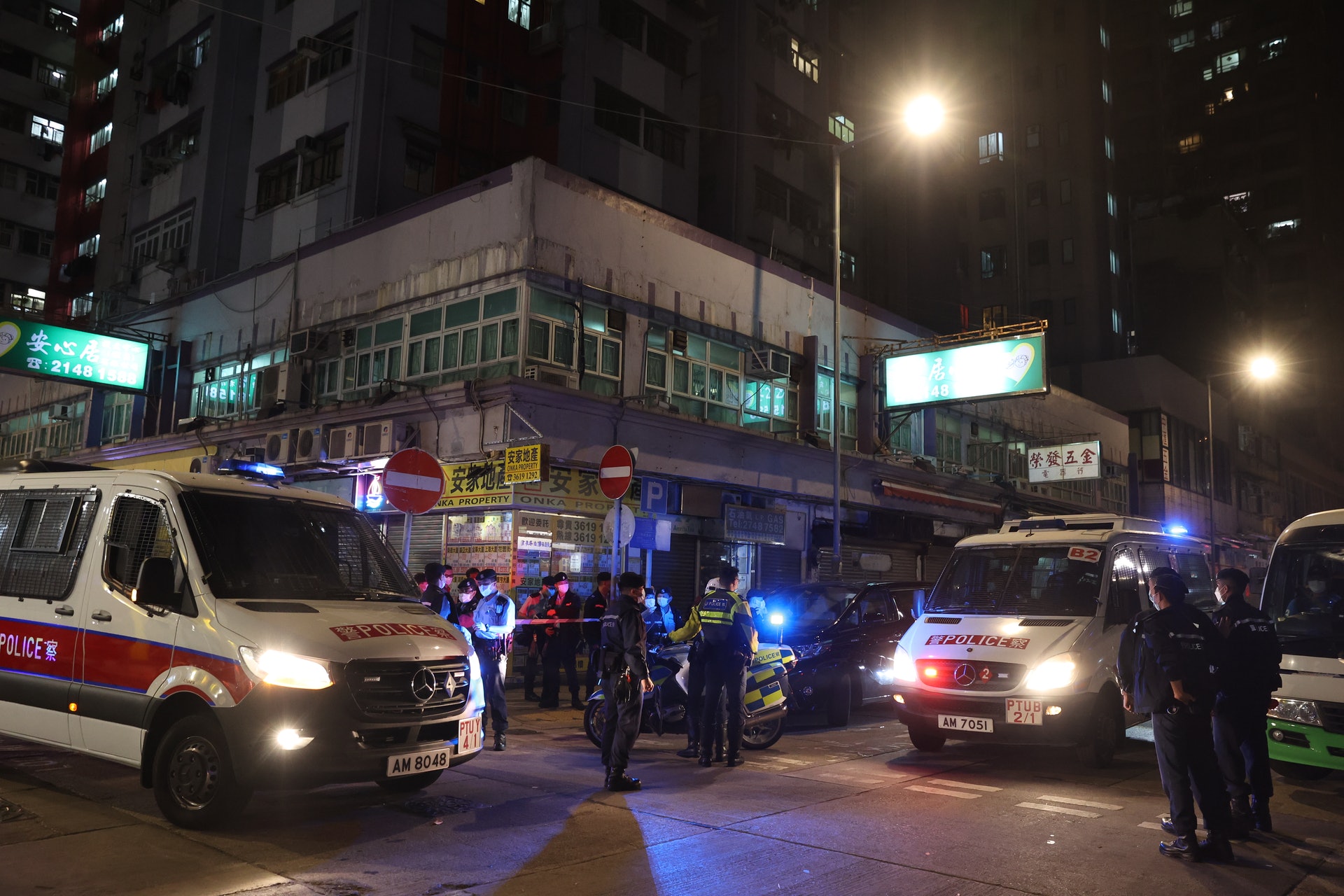 1月26日晚上晚上，警方到達碧街及東安街受限區域，展開圍封。（歐嘉樂攝）
