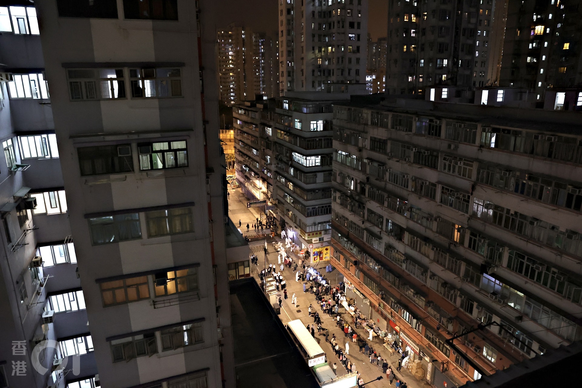 1月26日晚上約10時半，被圍封的碧街和東安街居民開始排隊做病毒檢測。（歐嘉樂攝）