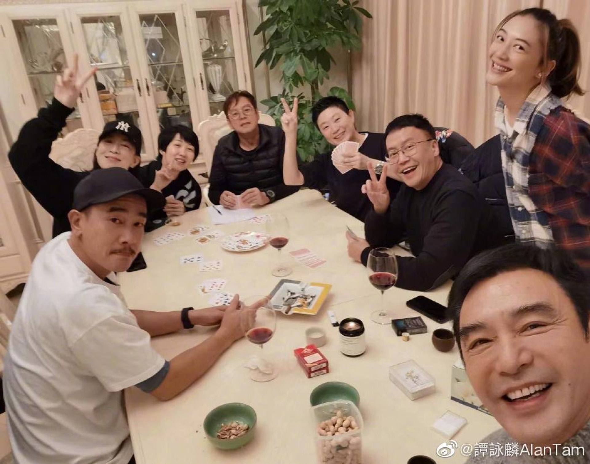 早前譚詠麟、佘詩曼、陳小春、應采兒等齊齊到鍾鎮濤(阿B)位於上海的家中聚會。(微博@譚詠麟AlanTam) 早前譚詠麟、佘詩曼、陳小春、應采兒等齊齊到鍾鎮濤(阿B)位於上海的家中聚會。(微博@譚詠麟AlanTam)