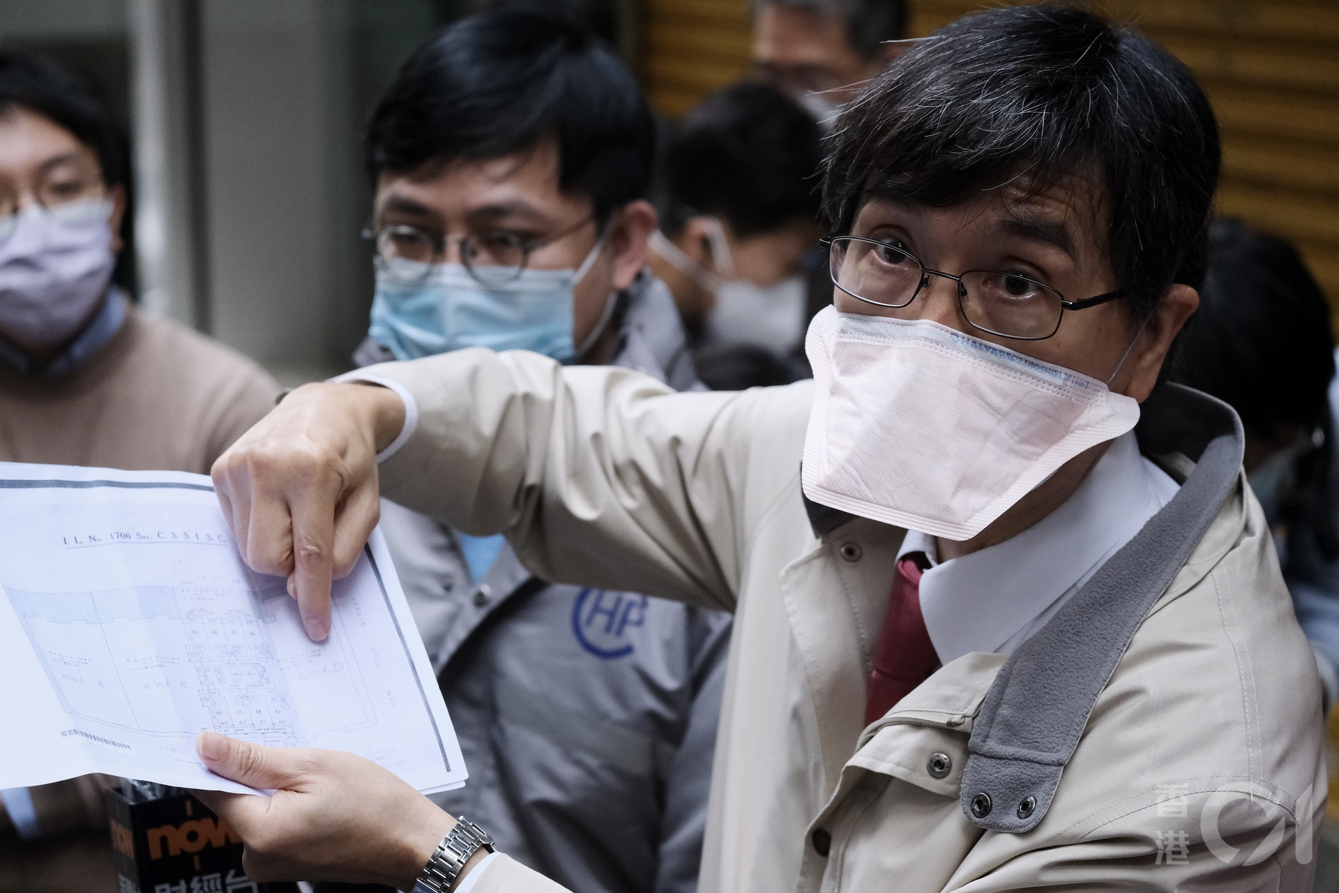袁國勇解釋,相關單位有共用天井,而天井非常狹窄,如住戶關窗開抽氣扇,熱氣容易向上升造成垂直傳播。(歐嘉樂攝) 袁國勇解釋,相關單位有共用天井,而天井非常狹窄,如住戶關窗開抽氣扇,熱氣容易向上升造成垂直傳播。(歐嘉樂攝)