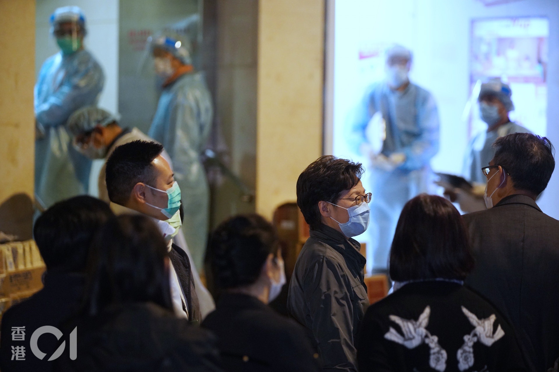 特首林鄭月娥深夜到東發大廈視察,了解現場臨時檢測站的運作,逗留約10多分鐘離開,未有上樓。(鄭子峰攝) 特首林鄭月娥深夜到東發大廈視察,了解現場臨時檢測站的運作,逗留約10多分鐘離開,未有上樓。(鄭子峰攝)