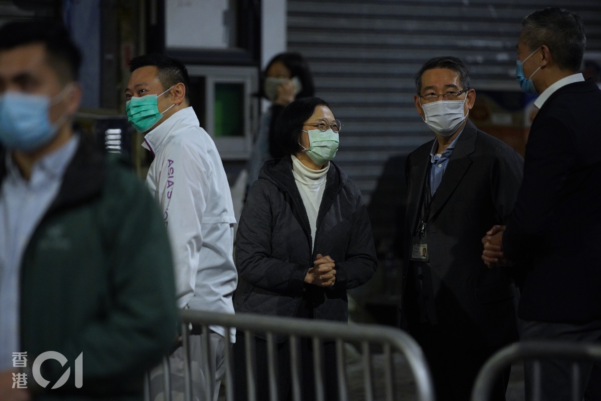 特首林鄭月娥深夜到東發大廈視察,了解現場臨時檢測站的運作,逗留約10多分鐘離開,未有上樓。(鄭子峰攝) 特首林鄭月娥深夜到東發大廈視察,了解現場臨時檢測站的運作,逗留約10多分鐘離開,未有上樓。(鄭子峰攝)
