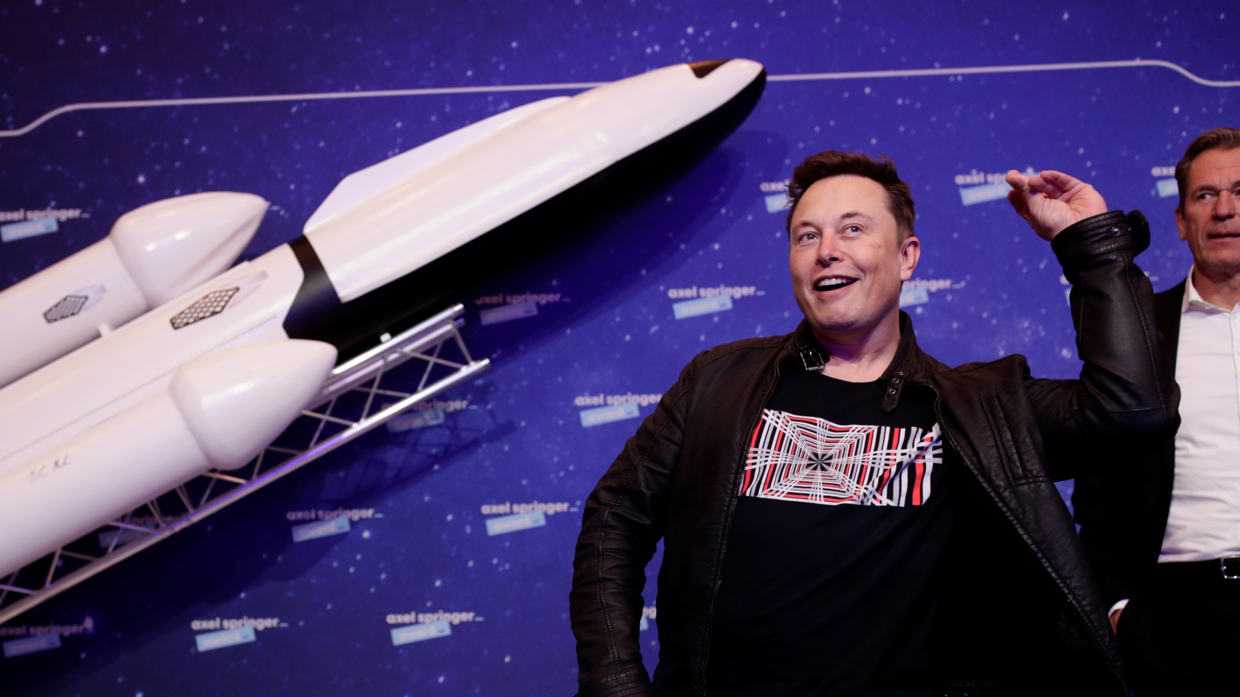 馬斯克貝佐斯巨富「隔空交火」是私人資本的太空爭霸