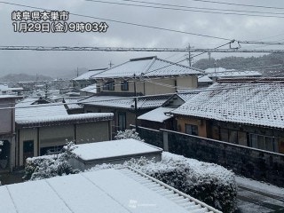 【2】中午時份，隨著氣溫急降，東京近郊多摩地區開始降雪，隨著雲層向東移動，都心地區如上野、池袋、吉祥寺、調布等地都開始下雪。