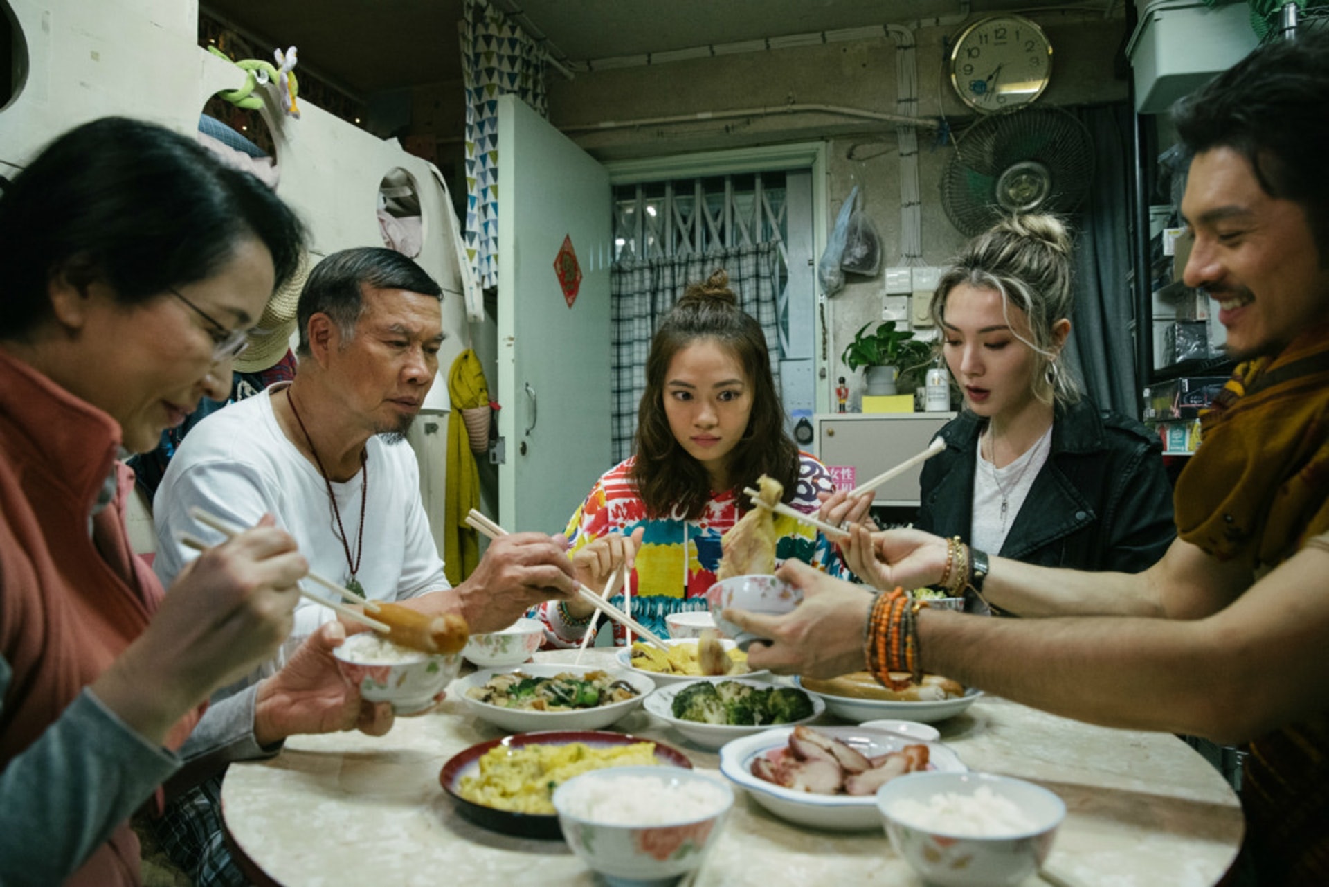 樓主稱回港後也不一定要跟姐姐見面吃飯。（《香港愛情故事》劇照）