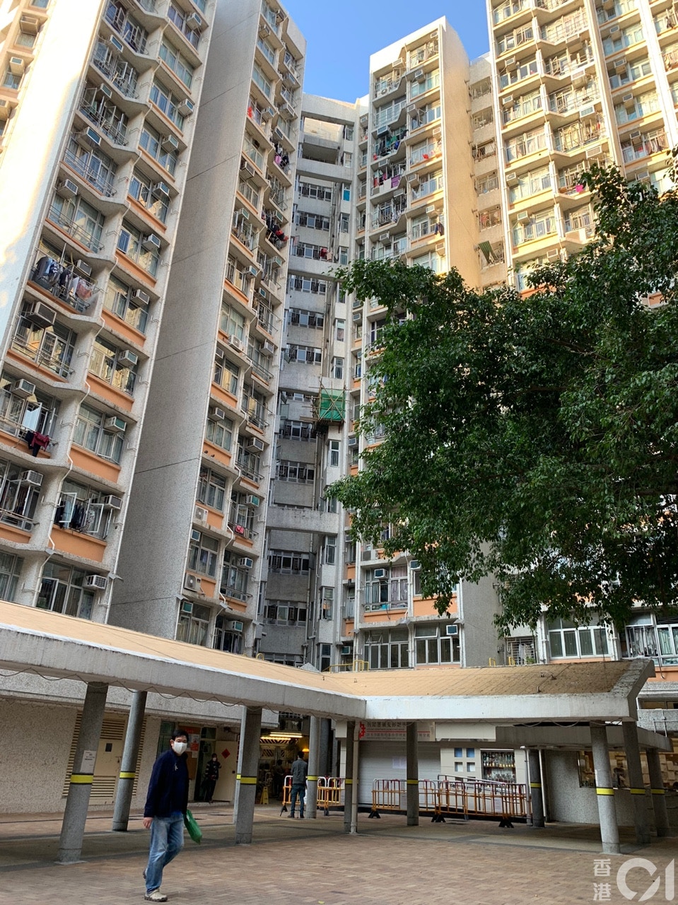 有區議員指，民政署表示將會於周日和周一，到大廈外的空地為居民檢測。（梁煥敏攝）