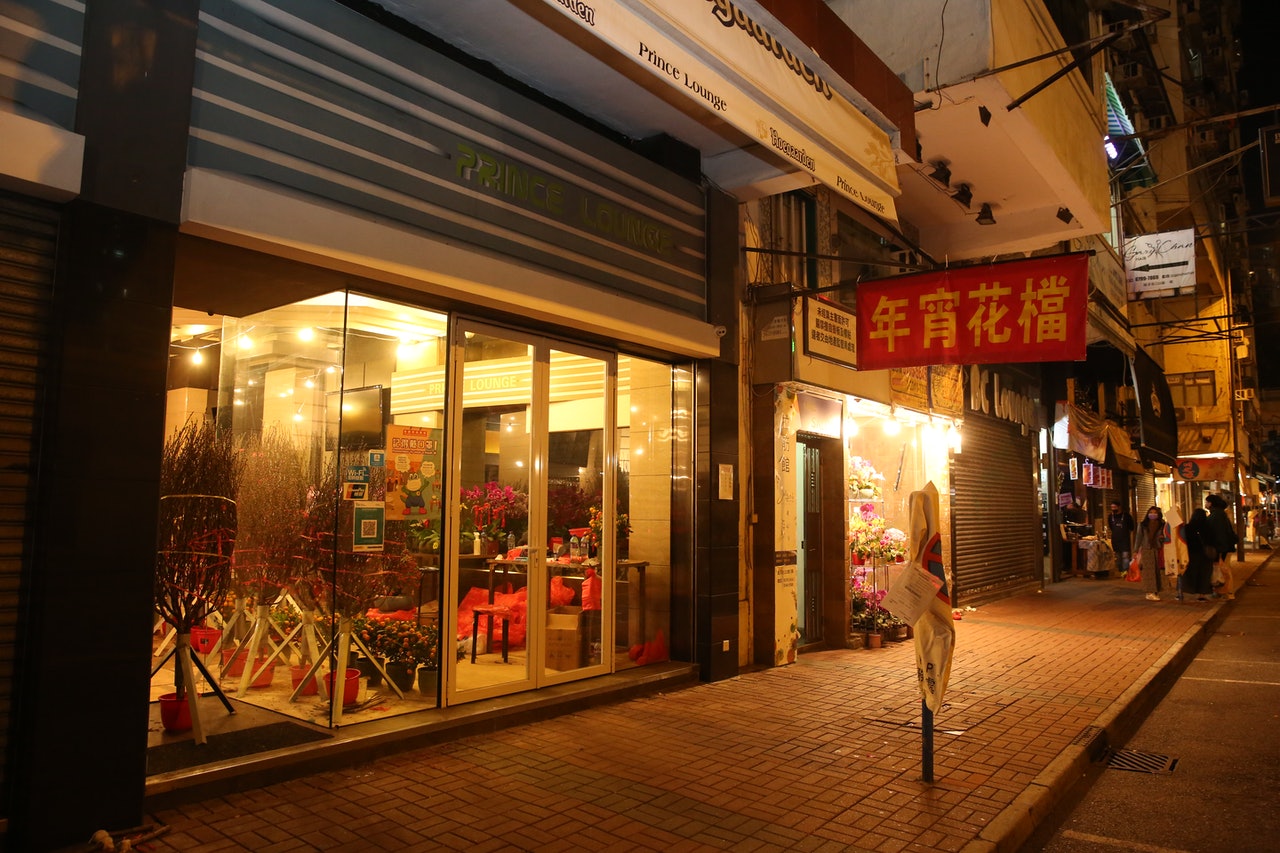 太子酒吧街有酒吧搖身變成「臨時花檔」。(王譯揚攝) 太子酒吧街有酒吧搖身變成「臨時花檔」。(王譯揚攝)