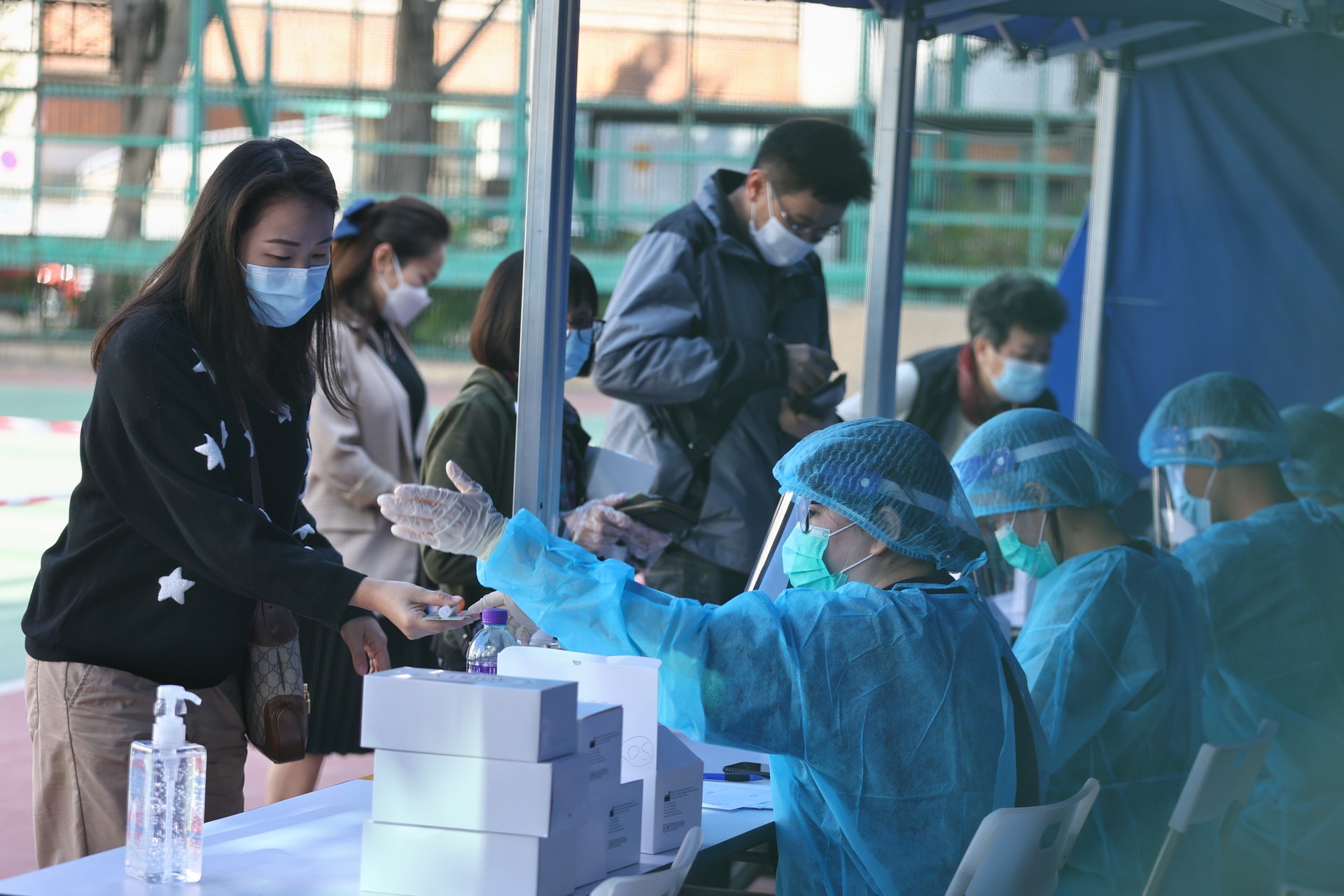 1月31日,大角咀詩歌舞遊樂場七人足球場設流動採樣站用。太子大南街及基隆街有11幢樓宇的污水對新冠病毒呈陽性反應,居民最遲2月2日要進行病毒檢測。(張浩維攝) 1月31日,大角咀詩歌舞遊樂場七人足球場設流動採樣站用。太子大南街及基隆街有11幢樓宇的污水對新冠病毒呈陽性反應,居民最遲2月2日要進行病毒檢測。(張浩維攝)