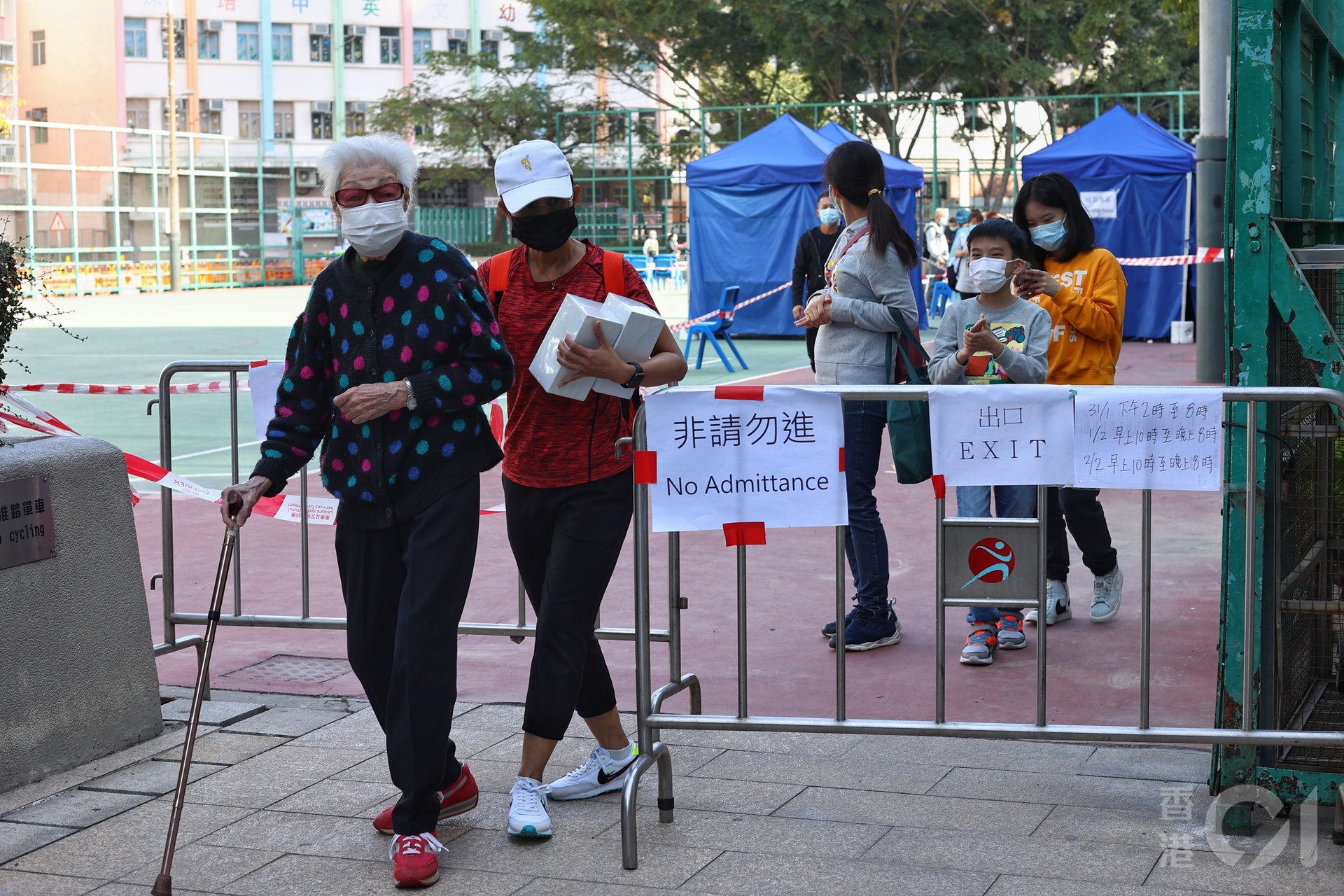 1月31日,大角咀詩歌舞遊樂場七人足球場設流動採樣站用。太子大南街及基隆街有11幢樓宇的污水對新冠病毒呈陽性反應,居民最遲2月2日要進行病毒檢測。(張浩維攝) 1月31日,大角咀詩歌舞遊樂場七人足球場設流動採樣站用。太子大南街及基隆街有11幢樓宇的污水對新冠病毒呈陽性反應,居民最遲2月2日要進行病毒檢測。(張浩維攝)