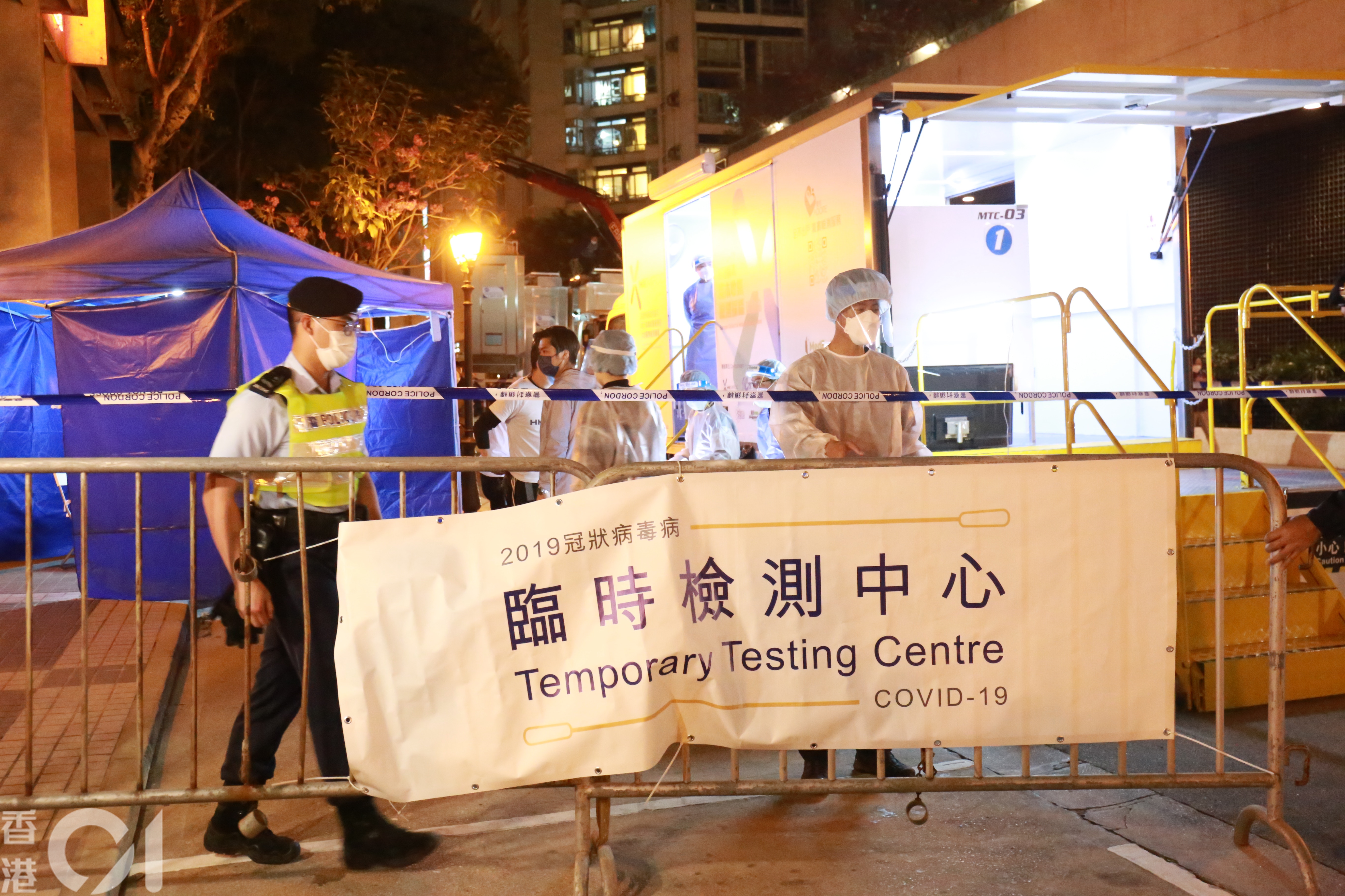 檢測承辦商在麗港城第5及第7座樓下，設立臨時採樣站。(林振華攝)