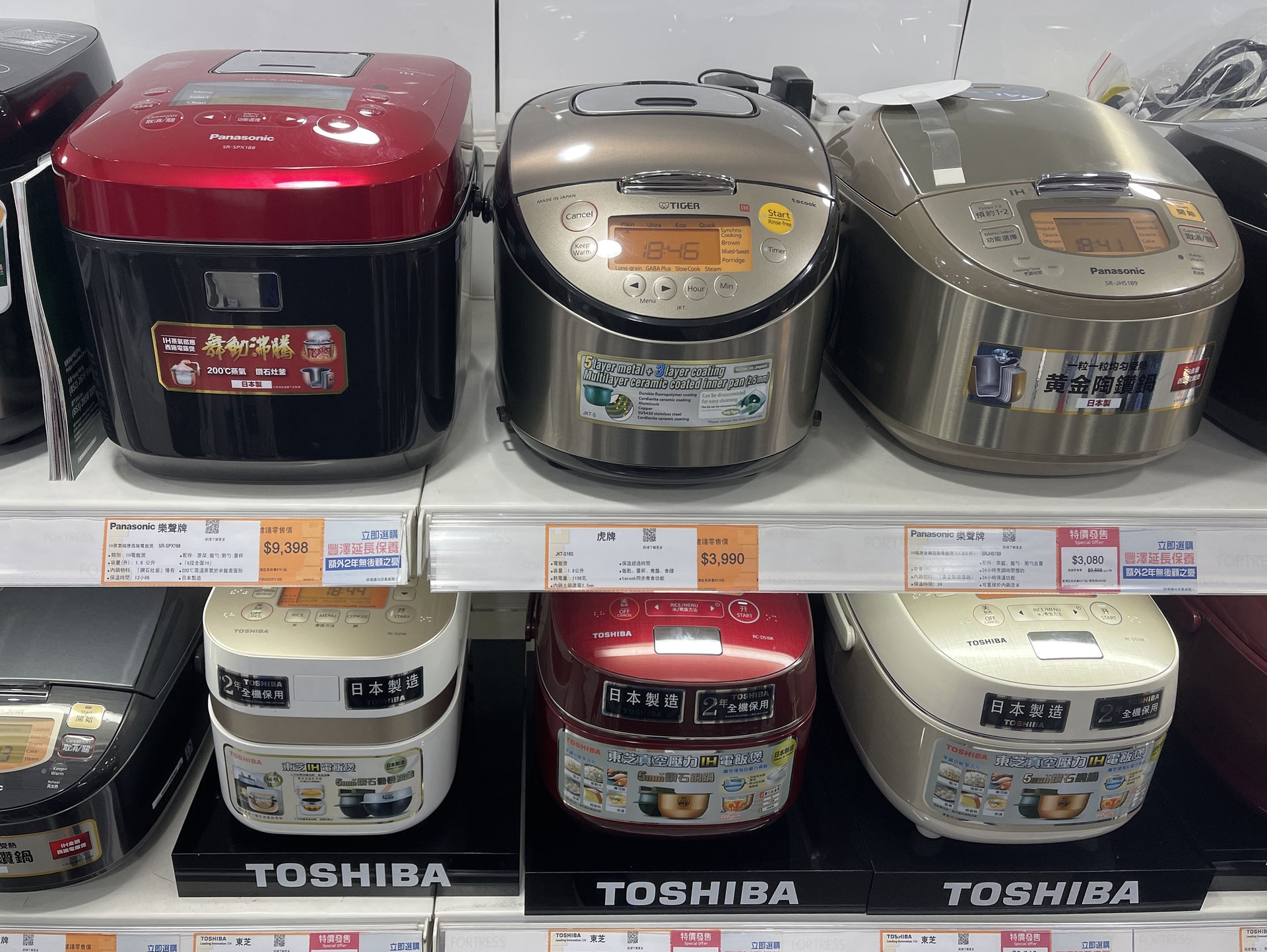 一去連銷店就可以看到大量不同電飯煲款式,花多眼亂。(林勇攝) 一去連銷店就可以看到大量不同電飯煲款式,花多眼亂。(林勇攝)