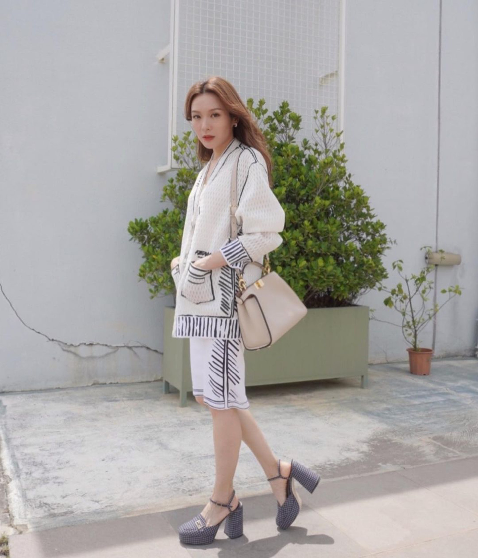 原名李嘉馨,在有線工作時一直沿用這個名字,轉投無綫前才改名為李佳芯。李佳芯這名字是由她的美術老師幫她改的,她指李嘉馨這三個字筆畫對女人來說太「硬」,對健康亦不好。(IG@aliaime) 原名李嘉馨,在有線工作時一直沿用這個名字,轉投無綫前才改名為李佳芯。李佳芯這名字是由她的美術老師幫她改的,她指李嘉馨這三個字筆畫對女人來說太「硬」,對健康亦不好。(IG@aliaime)