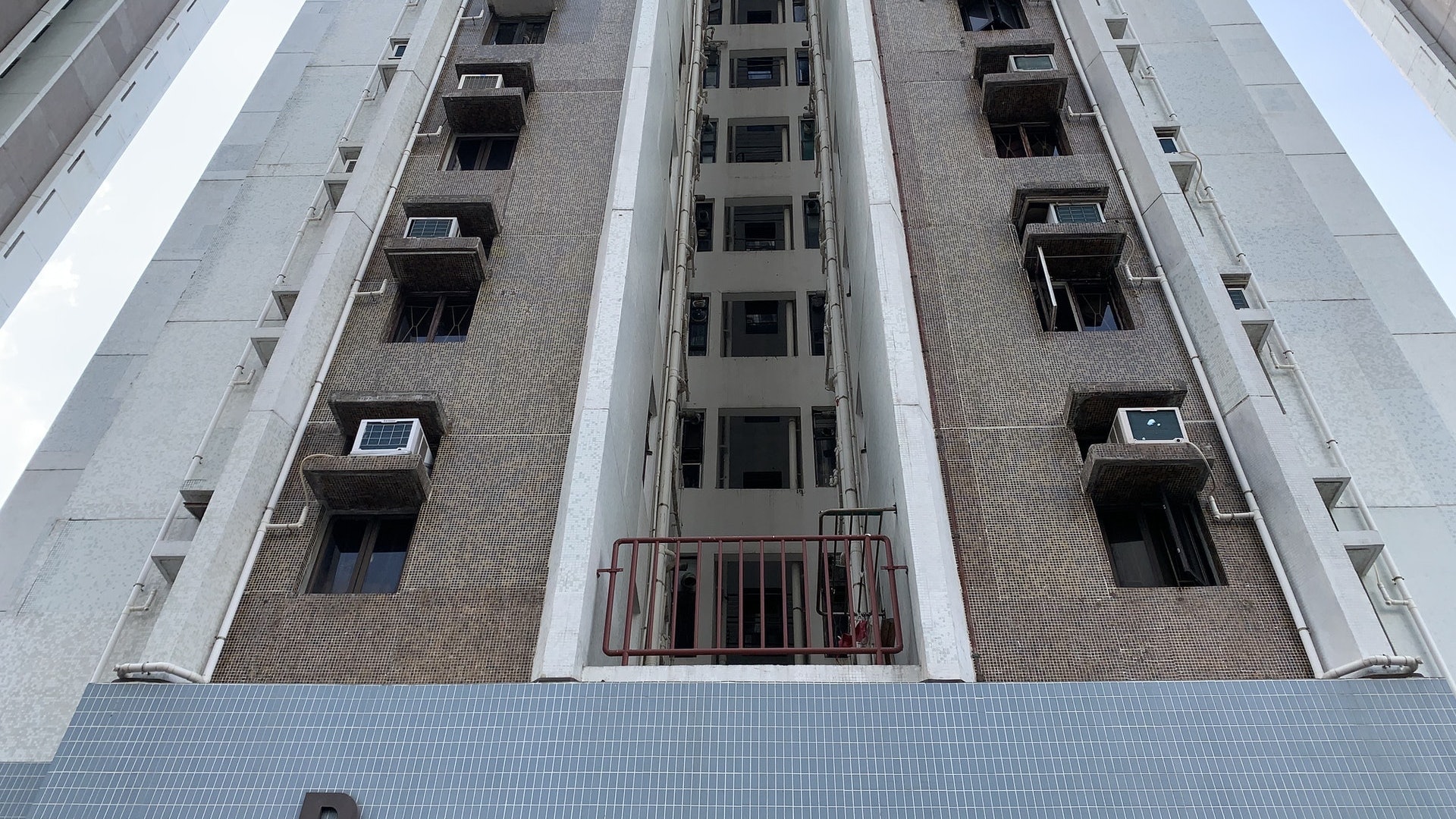 綠楊新邨R座部分居民須撤離 區議員嘆:專家來得太遲 綠楊新邨R座部分居民須撤離 區議員嘆:專家來得太遲