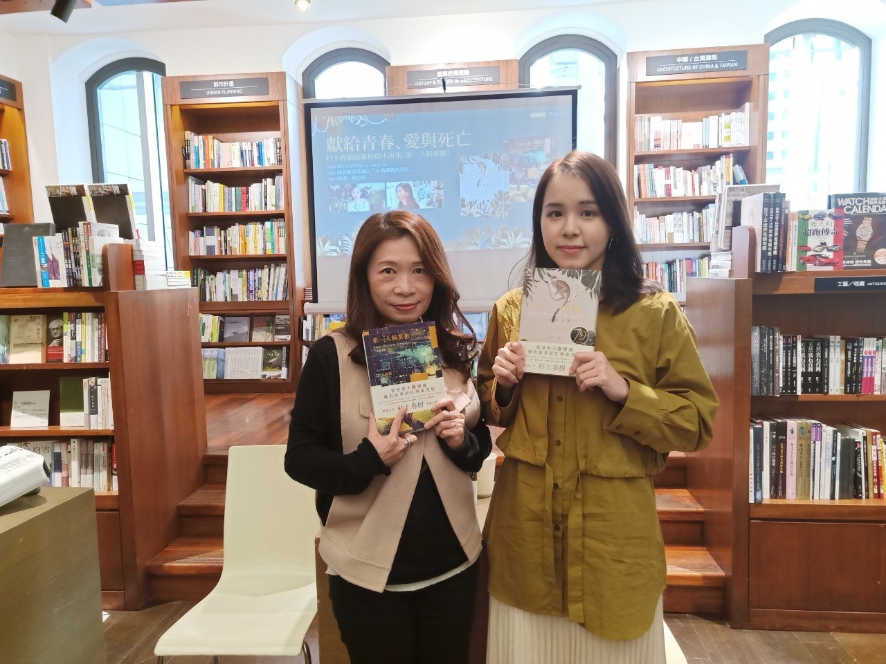 睽違六年,日本知名小說作家村上春樹再推出短篇小說集《第一人稱單數》。1月30日下午三時,在信義誠品敦南書區,由小說作家陳雪(圖左)與散文作家蔣亞妮(圖右),以「獻給青春、愛與死亡」為題化繁為簡,取書中精華,暢聊彼此對於村上春樹、與其作品,及對他們創作生涯的影響。(圖片由時報文化提供) 睽違六年,日本知名小說作家村上春樹再推出短篇小說集《第一人稱單數》。1月30日下午三時,在信義誠品敦南書區,由小說作家陳雪(圖左)與散文作家蔣亞妮(圖右),以「獻給青春、愛與死亡」為題化繁為簡,取書中精華,暢聊彼此對於村上春樹、與其作品,及對他們創作生涯的影響。(圖片由時報文化提供)