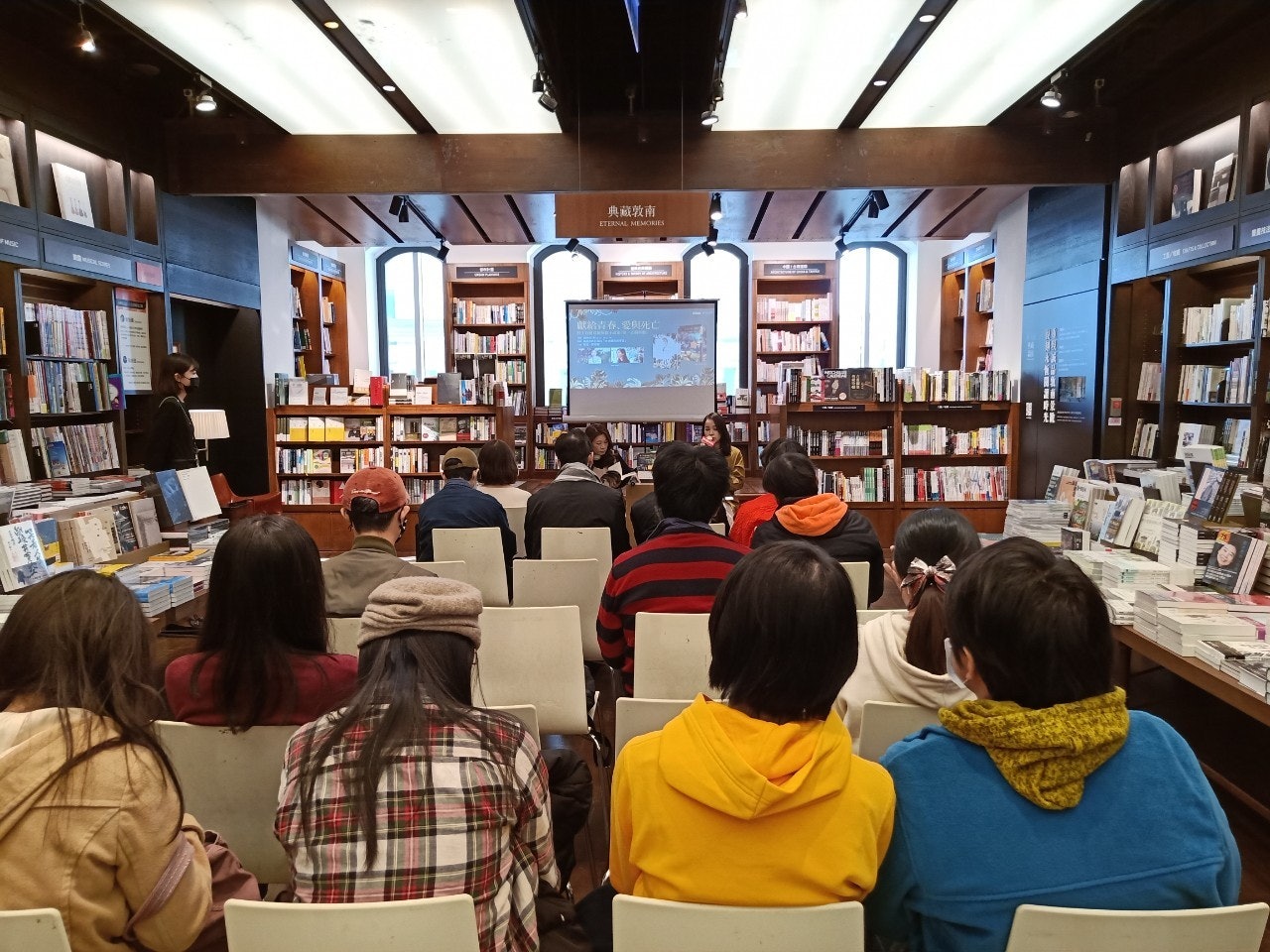 小說作家陳雪與散文作家蔣亞妮,以「獻給青春、愛與死亡」為題化繁為簡,取書中精華,暢聊彼此對於村上春樹、與其作品,及對他們創作生涯的影響。(圖片由時報文化提供) 小說作家陳雪與散文作家蔣亞妮,以「獻給青春、愛與死亡」為題化繁為簡,取書中精華,暢聊彼此對於村上春樹、與其作品,及對他們創作生涯的影響。(圖片由時報文化提供)