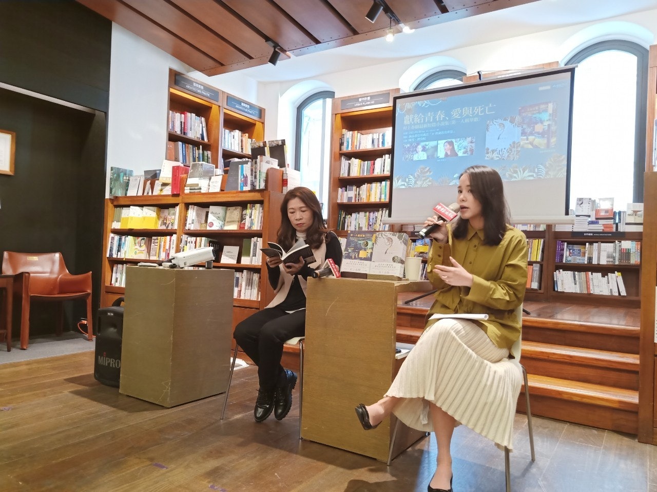 睽違六年,日本知名小說作家村上春樹再推出短篇小說集《第一人稱單數》。1月30日下午三時,在信義誠品敦南書區,由小說作家陳雪(圖左)與散文作家蔣亞妮(圖右),以「獻給青春、愛與死亡」為題化繁為簡,取書中精華,暢聊彼此對於村上春樹、與其作品,及對他們創作生涯的影響。(圖片由時報文化提供) 睽違六年,日本知名小說作家村上春樹再推出短篇小說集《第一人稱單數》。1月30日下午三時,在信義誠品敦南書區,由小說作家陳雪(圖左)與散文作家蔣亞妮(圖右),以「獻給青春、愛與死亡」為題化繁為簡,取書中精華,暢聊彼此對於村上春樹、與其作品,及對他們創作生涯的影響。(圖片由時報文化提供)