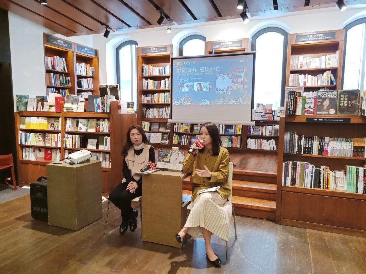 睽違六年,日本知名小說作家村上春樹再推出短篇小說集《第一人稱單數》。1月30日下午三時,在信義誠品敦南書區,由小說作家陳雪(圖左)與散文作家蔣亞妮(圖右),以「獻給青春、愛與死亡」為題化繁為簡,取書中精華,暢聊彼此對於村上春樹、與其作品,及對他們創作生涯的影響。(圖片由時報文化提供) 睽違六年,日本知名小說作家村上春樹再推出短篇小說集《第一人稱單數》。1月30日下午三時,在信義誠品敦南書區,由小說作家陳雪(圖左)與散文作家蔣亞妮(圖右),以「獻給青春、愛與死亡」為題化繁為簡,取書中精華,暢聊彼此對於村上春樹、與其作品,及對他們創作生涯的影響。(圖片由時報文化提供)