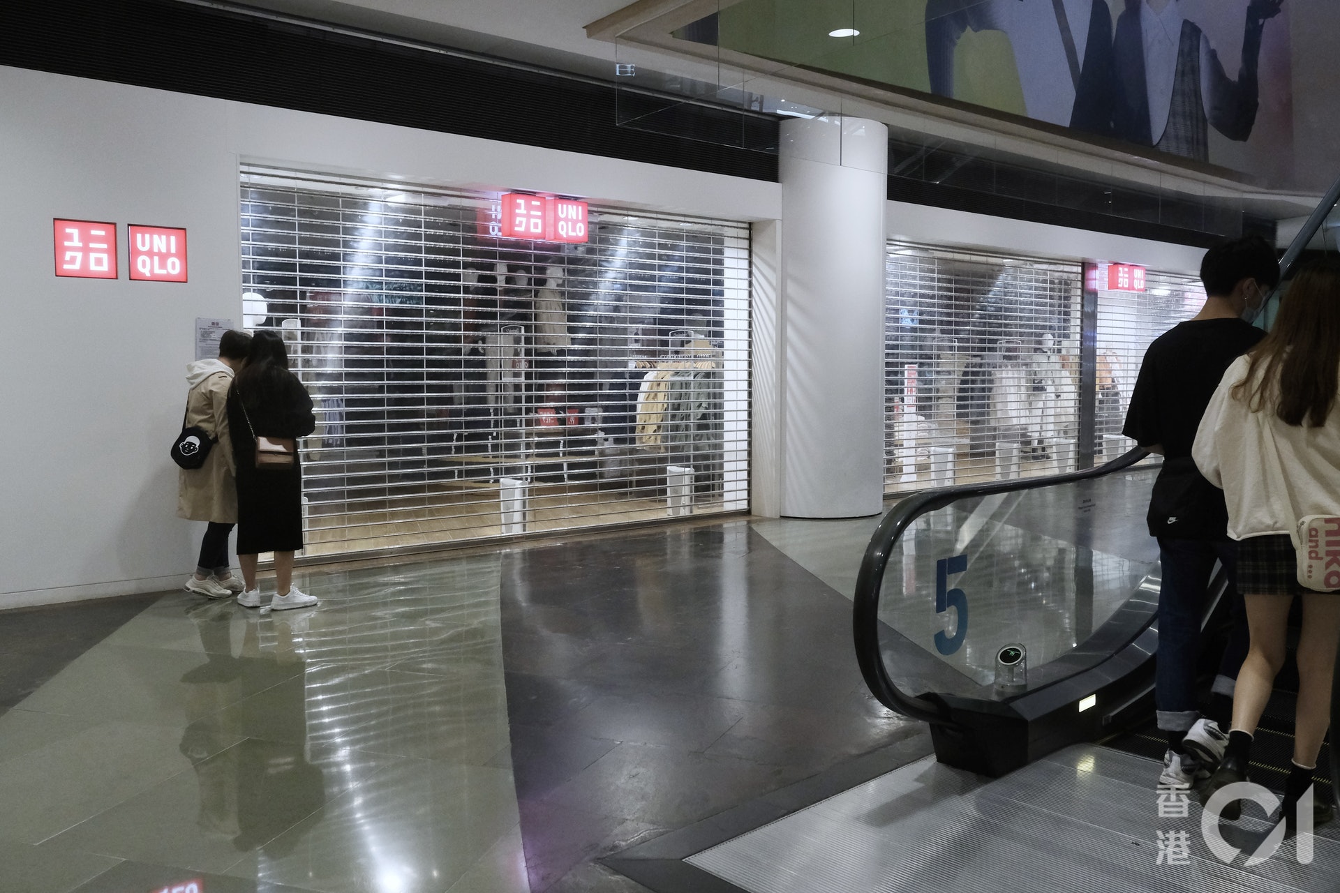 朗豪坊UNIQLO爆疫,店舖沒有營業,告示指會停業三日。(歐嘉樂攝) 朗豪坊UNIQLO爆疫,店舖沒有營業,告示指會停業三日。(歐嘉樂攝)