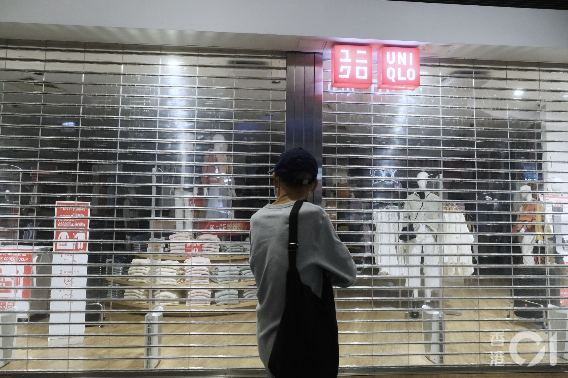 朗豪坊UNIQLO爆疫,店舖沒有營業,告示指會停業三日。(歐嘉樂攝) 朗豪坊UNIQLO爆疫,店舖沒有營業,告示指會停業三日。(歐嘉樂攝)
