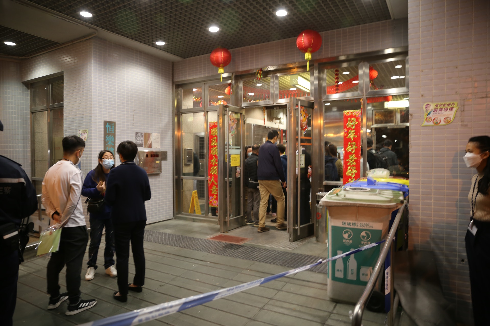 封區強檢 天恒邨恒樂樓突襲圍封女住戶怒斥 工又返唔到 香港01 突發