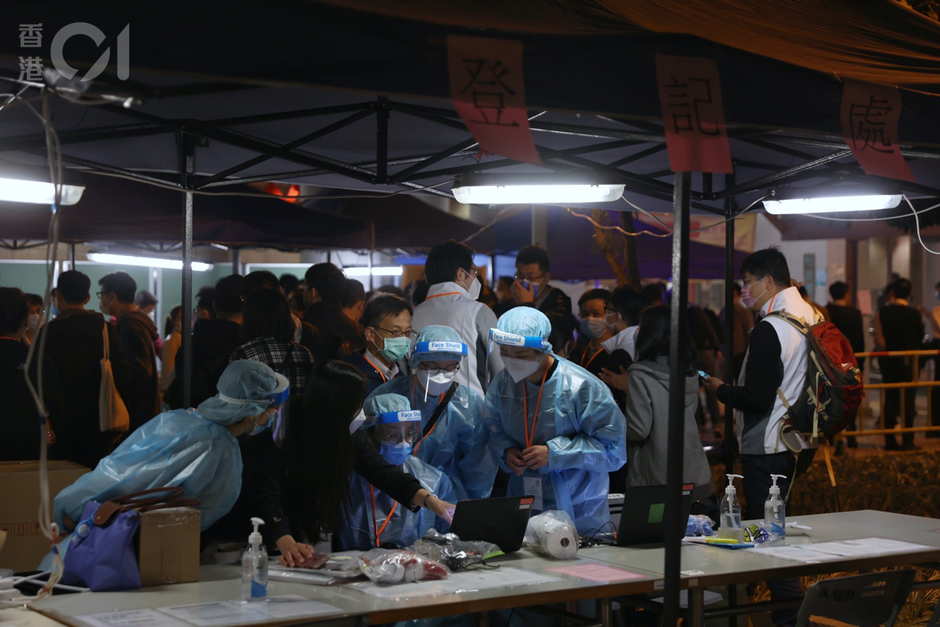 天水圍,身穿防護服的人員在登記處工作。(鄭子峰攝) 天水圍,身穿防護服的人員在登記處工作。(鄭子峰攝)