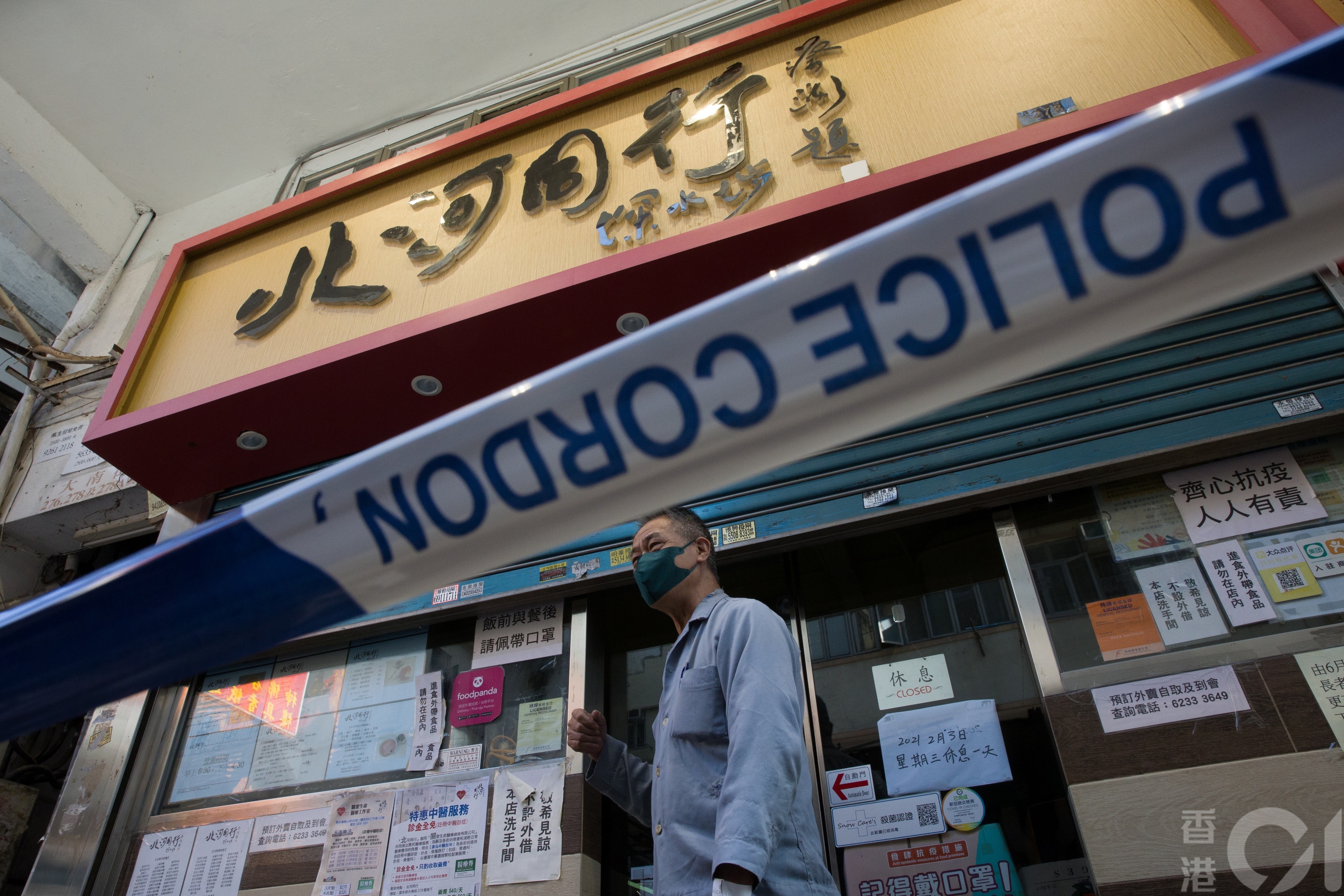 深水埗「明哥」通宵留守「北行同行」店內等待檢測，夜宿閣樓，他認為大家配合能盡快消滅疫情。（梁鵬威攝）