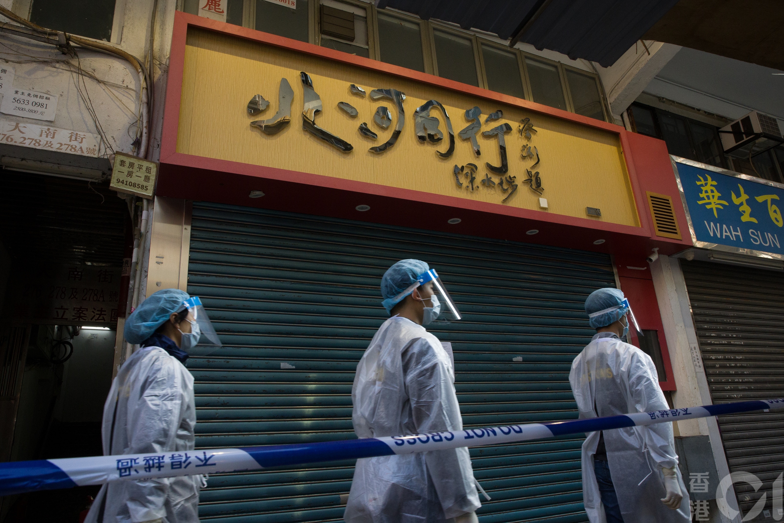 深水埗「明哥」通宵留守「北行同行」店內等待檢測，夜宿閣樓，他認為大家配合能盡快消滅疫情。（梁鵬威攝）