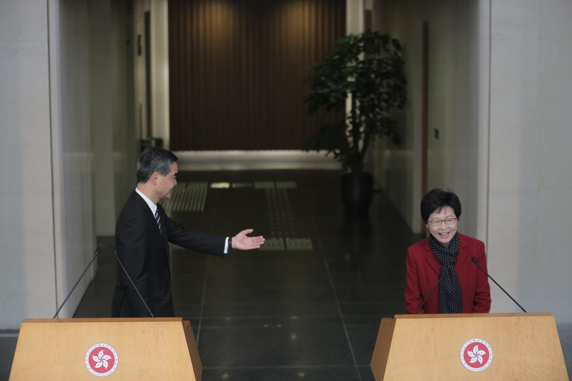 梁振英與現任特首林鄭月娥多次隔空駁火,林鄭早前表明,認為特首由選舉產生較協商好。(資料圖片) 梁振英與現任特首林鄭月娥多次隔空駁火,林鄭早前表明,認為特首由選舉產生較協商好。(資料圖片)