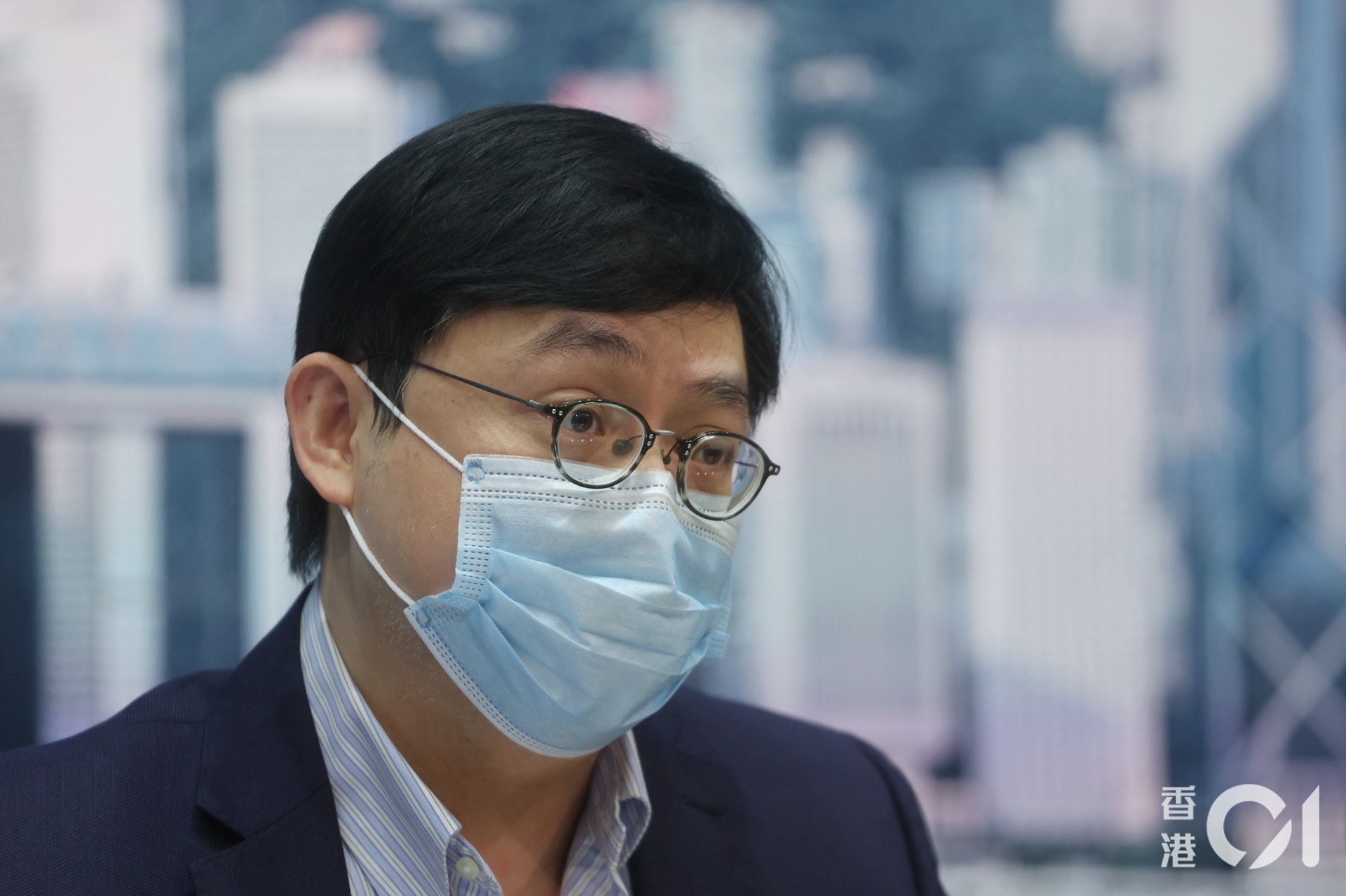 衞生署衞生防護中心傳染病處首席醫生歐家榮建議,屯門龍鼓灘及太古坊地盤兩個地盤停工14日。(余俊亮攝) 衞生署衞生防護中心傳染病處首席醫生歐家榮建議,屯門龍鼓灘及太古坊地盤兩個地盤停工14日。(余俊亮攝)
