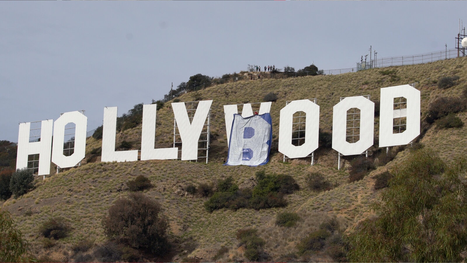 「HOLLYWOOD」變「HOLLYBOOB」 美國5男1女惡搞地標被捕 「HOLLYWOOD」變「HOLLYBOOB」 美國5男1女惡搞地標被捕