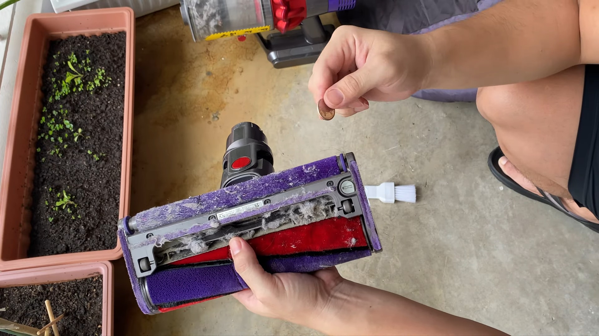 【Dyson V10吸塵機】這是累計了1年多的灰塵!這位奶爸直言大約有1年半的時間沒有清潔過吸塵機了!(奶爸life, go!@YouTube截圖) 【Dyson V10吸塵機】這是累計了1年多的灰塵!這位奶爸直言大約有1年半的時間沒有清潔過吸塵機了!(奶爸life, go!@YouTube截圖)