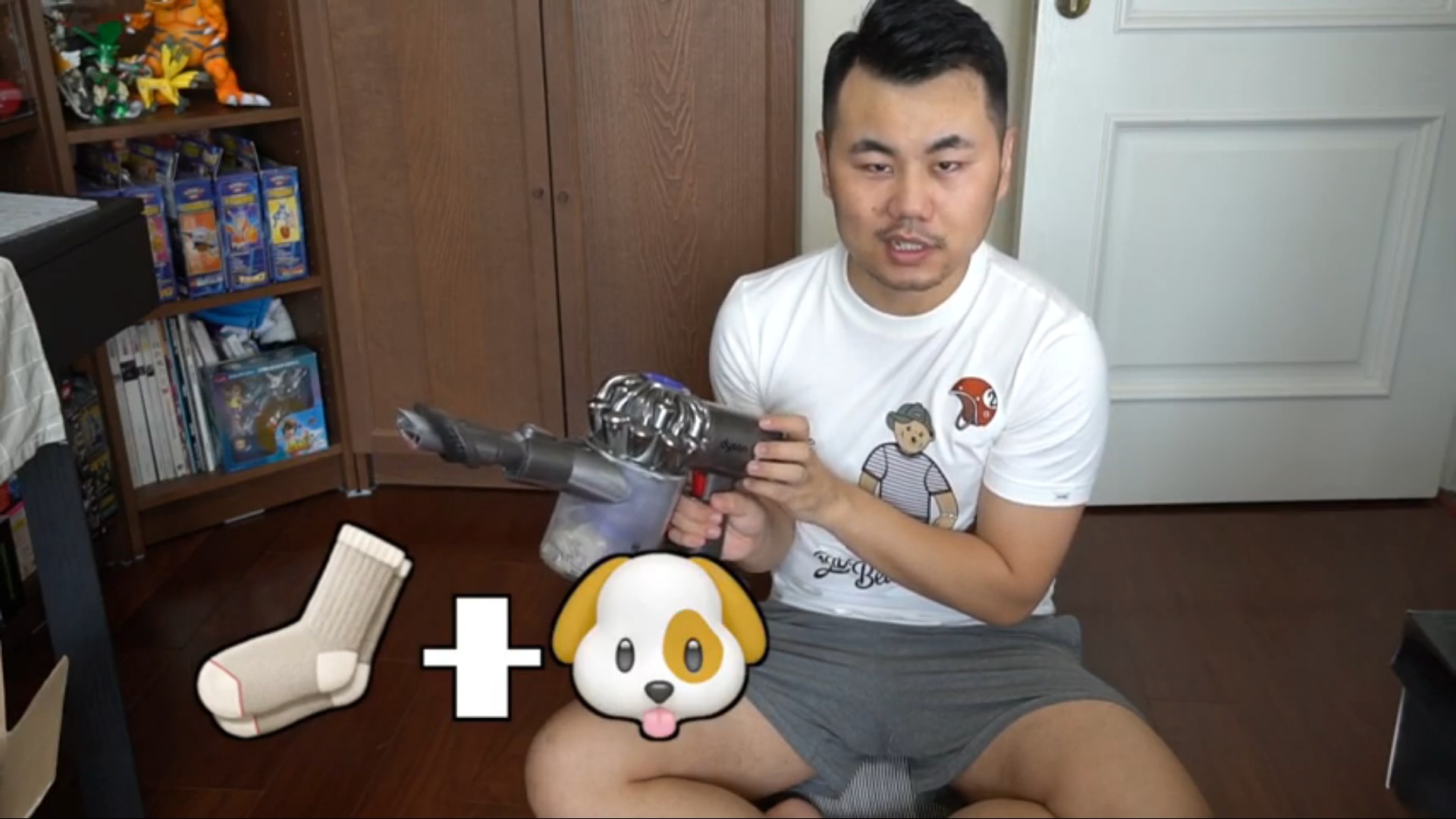 【Dyson V6系列吸塵機.2】Yang Mike坦言吸塵機的臭味除了有臭襪味,更有家中狗狗的氣味,相當惡臭!(Yang Mike@YouTube截圖) 【Dyson V6系列吸塵機.2】Yang Mike坦言吸塵機的臭味除了有臭襪味,更有家中狗狗的氣味,相當惡臭!(Yang Mike@YouTube截圖)