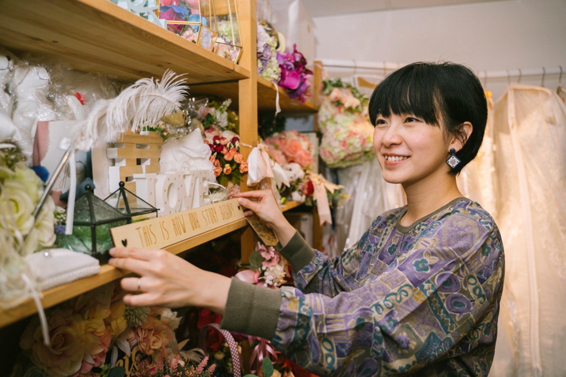 【100種女生|改變婚禮浪費文化】Kaki笑指小店不只是二手婚禮用品店,不時分享經驗,更像是跟客人做婚禮輔導的地方。(鄭子峰攝) 【100種女生|改變婚禮浪費文化】Kaki笑指小店不只是二手婚禮用品店,不時分享經驗,更像是跟客人做婚禮輔導的地方。(鄭子峰攝)