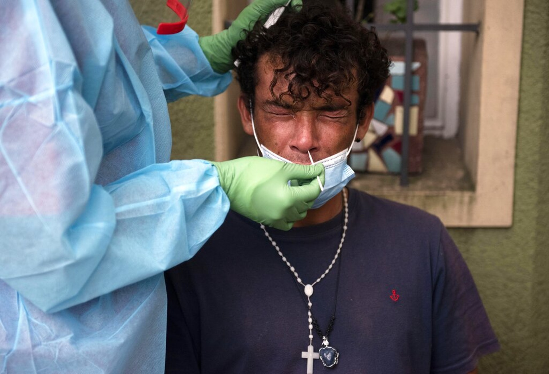 烏拉圭新冠肺炎疫情：圖為2月4日一名醫過護人員在蒙得維的亞一個無家者庇護中心，為一名男子進行快速測試。（AP）