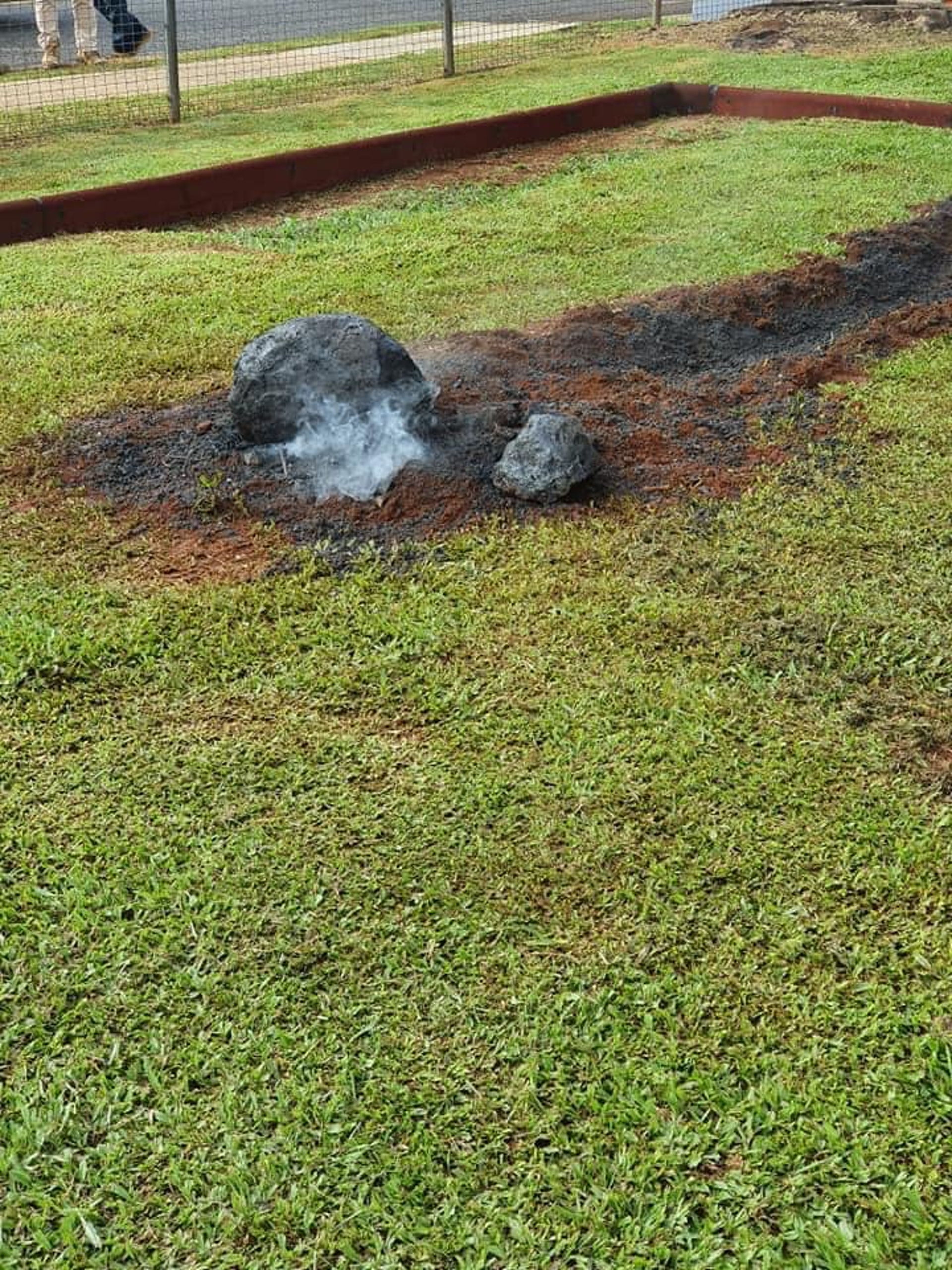 該顆黑色隕石在草地上滑行出一條長長的拖痕,甚至仍在冒煙。(Australia crash investigation unit@facebook圖片) 該顆黑色隕石在草地上滑行出一條長長的拖痕,甚至仍在冒煙。(Australia crash investigation unit@facebook圖片)