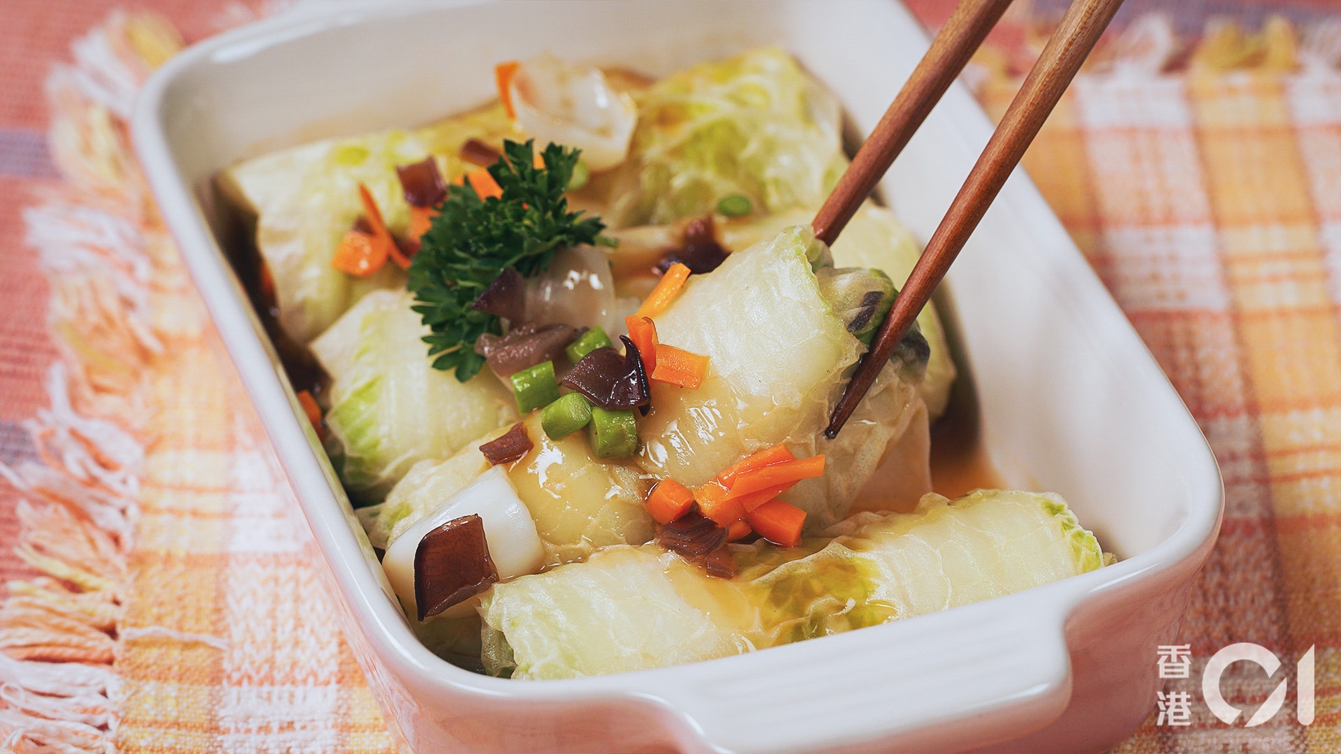 千張旺菜卷,千張在此食譜中穩固了旺菜卷,使製成品不易穿餡。 千張旺菜卷,千張在此食譜中穩固了旺菜卷,使製成品不易穿餡。