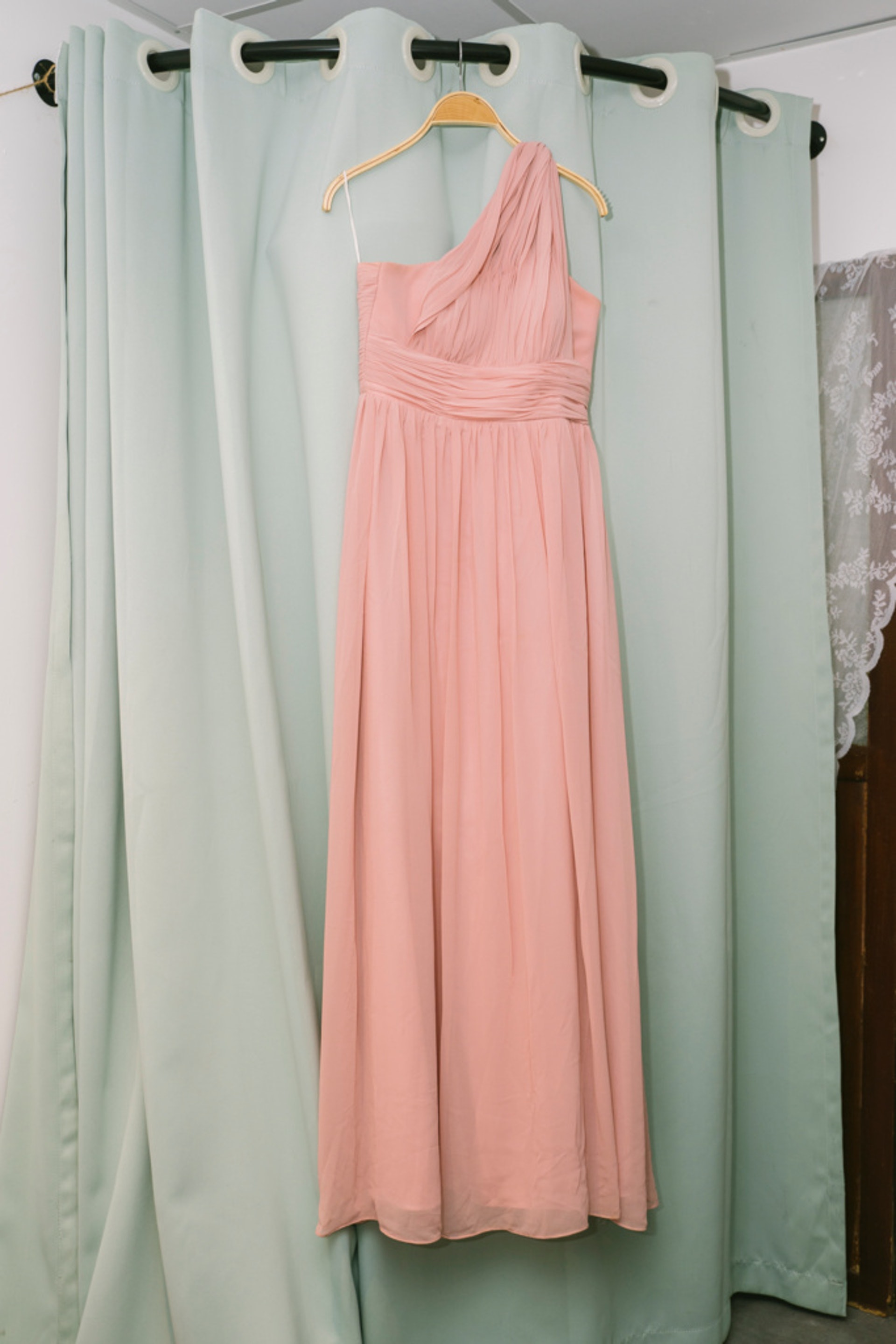 【3大「最浪費、易後悔」婚禮用品|姊妹裙】Kaki坦言已收到同色多條姊妹裙,還是每日不斷收到查詢,問她「收不收姊妹裙」,只有重用、不再購買才是出路。(鄭子峰攝)