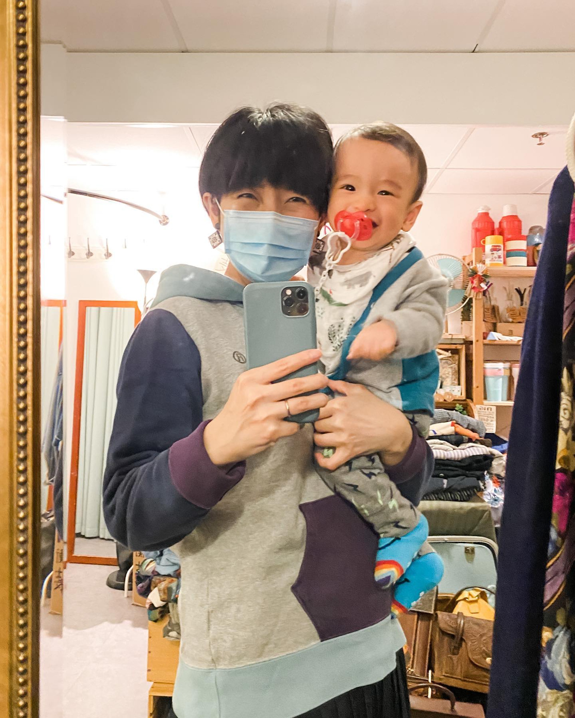 【100種女生|改變婚禮浪費文化】Kaki平日一邊照顧兒子 ,一邊顧店,新年願望寫道:「講唔上係咩善事,但要繼續做呢啲善行。」(受訪者提供相片)