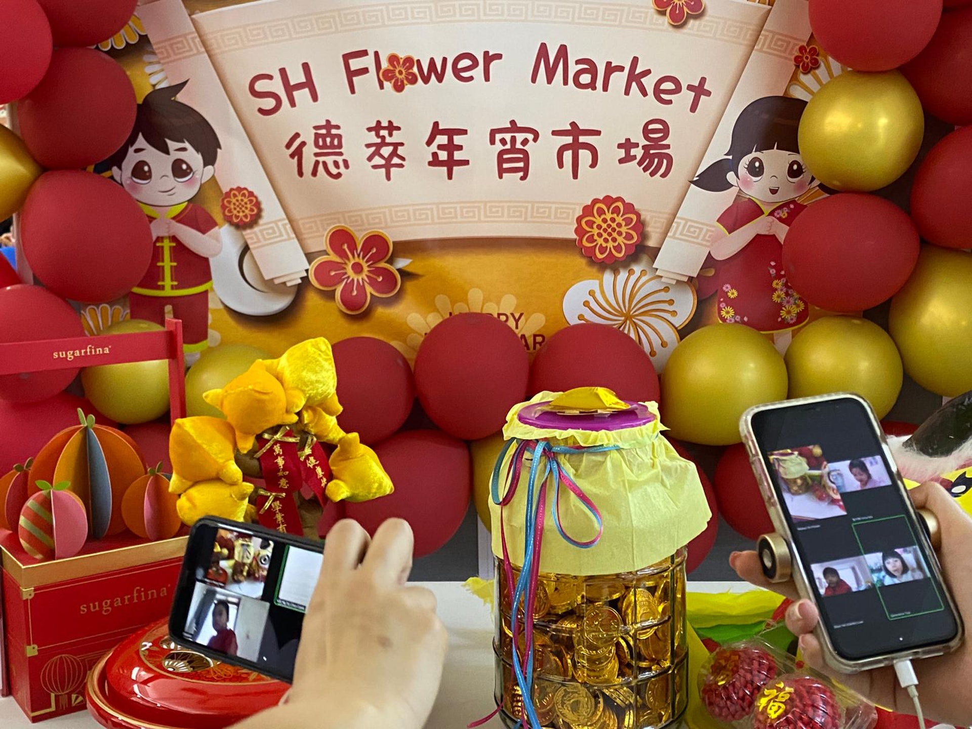 老師拿住電話,帶幼稚園學生行年宵。 老師拿住電話,帶幼稚園學生行年宵。