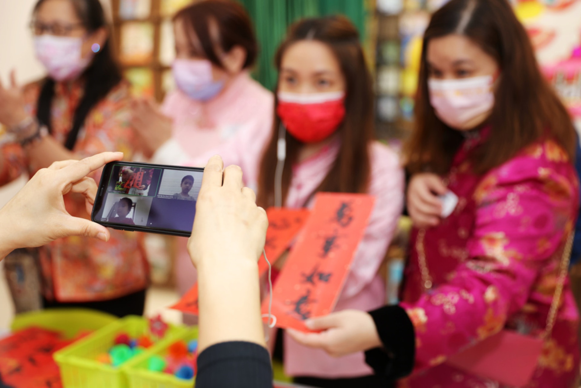 老師拿住電話,帶幼稚園學生行年宵。 老師拿住電話,帶幼稚園學生行年宵。