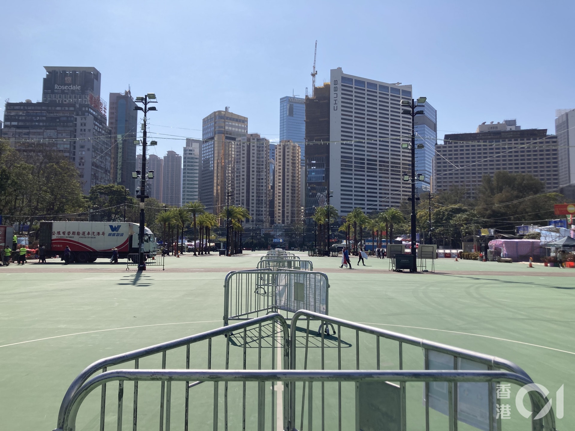 維園球場中間更留有一大片空地,放置了欄柵分隔開左右兩邊,大型貨櫃車亦輕易能駛進場內。(歐陽德浩攝) 維園球場中間更留有一大片空地,放置了欄柵分隔開左右兩邊,大型貨櫃車亦輕易能駛進場內。(歐陽德浩攝)